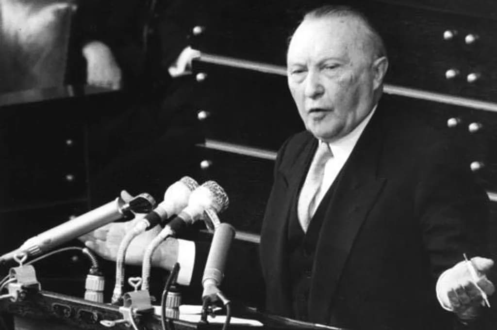 Adenauer im Bundestag (1955), Bundesarchiv, B 145 Bild-F002449-0027 / Unterberg, Rolf / CC-BY-SA 3.0