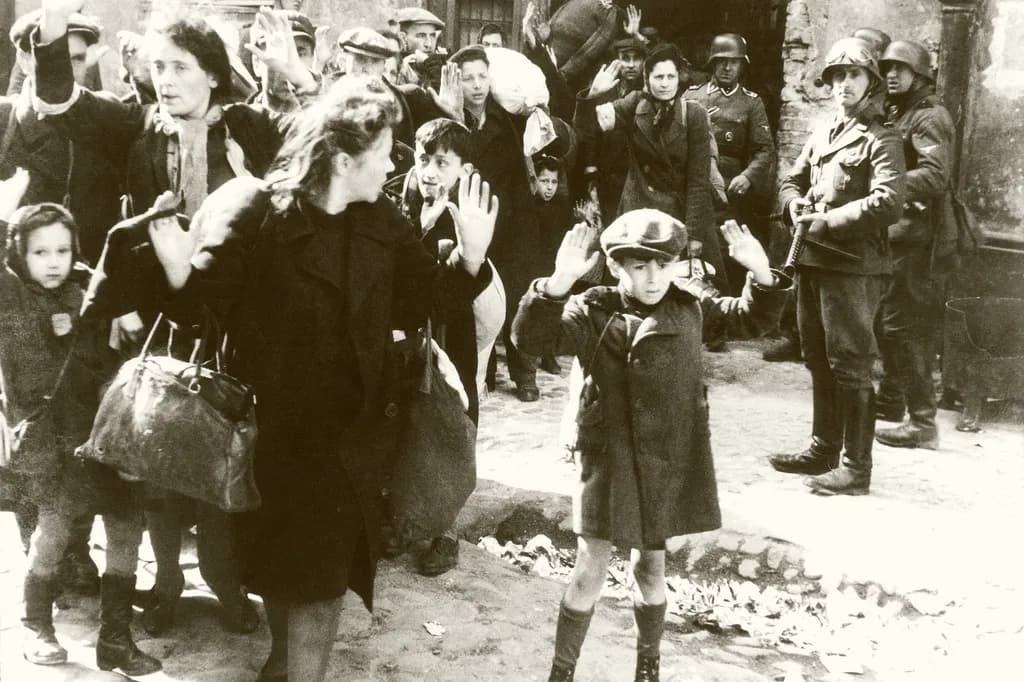 Aufstand im Warschauer Ghetto, April / Mai 1943. Eine Gruppe Juden wird von SS abgeführt: Vorne Dab Siemiatek od. Zvi Nussbaum, od. Levi Zelinwarger?, daneb. seine Mutter Chana Zelinwarger?, li. Hanka Lamet, M.Lamet Goldfinger (2. v. li.), Leo Kartuzinski (m. Bündel), Golda Stavarowski (re.), SS-Mann Josef Blösche (2. v. re.).