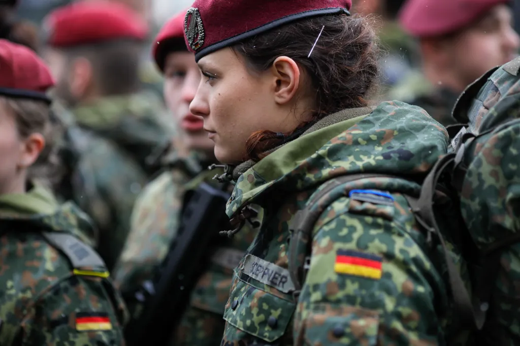 Bukarest, Rumänien - 01. Dezember 2019: Eine deutsche Soldatin nimmt an der Militärparade zum rumänischen Nationalfeiertag teil.