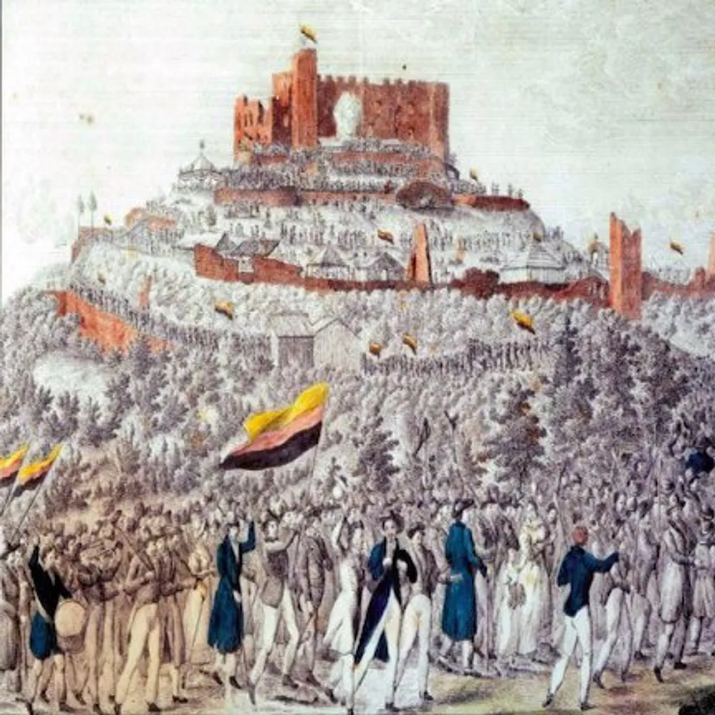 Zug zum Hambacher Fest. – Teilkolorierte Federzeichnung von 1832. Die Flaggen zeigen, vermutlich wegen der nachträglichen Kolorierung, die Farben Gold-Rot-Schwarz. Eine erhaltene Originalflagge vom Turm des Hambacher Schloss lässt sich eben dort besichtigen und besteht aber aus den Farben Schwarz-Rot-Gold.