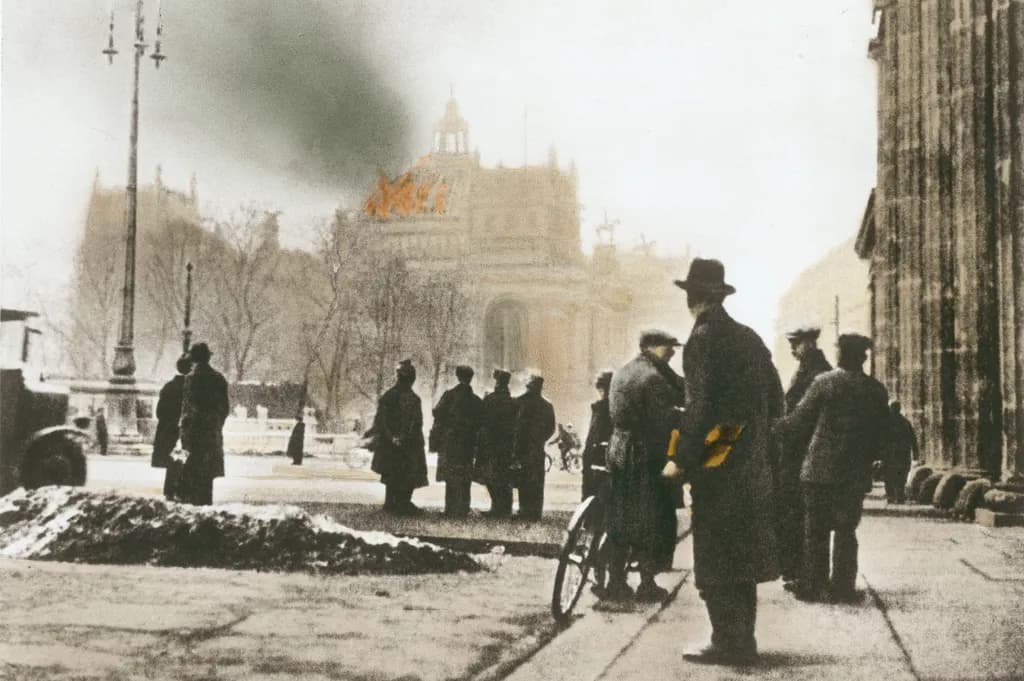 Reichstagsbrand, 27. Februar 1933. (Das Reichstagsgebäude wird in der Nacht vom 27. auf den 28. Februar durch Brandstiftung größtenteils zerstört).Blick vom Brandenburger Tor auf das brennende Reichstagsgebäude am Morgen des 28. Februar.