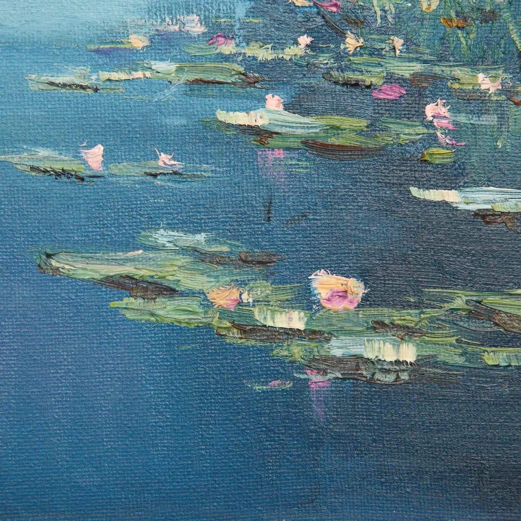 Seerosen auf einem See in getupften Stil gemalt. Das Wasser ist dunkel blau und die Rosen blühen. 