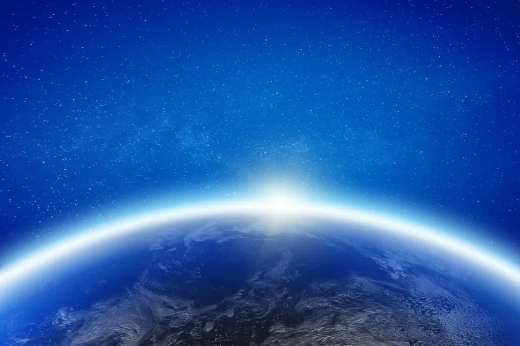 Die Erde leuchtet am Horizont. Elemente dieses von der NASA bereitgestellten Bildes