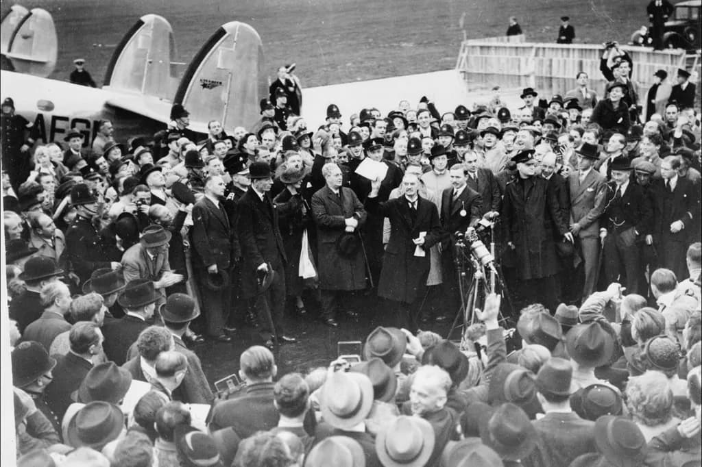 Chamberlain mit dem Text des Münchner Abkommens, Flughafen Heston, 30. September 1938