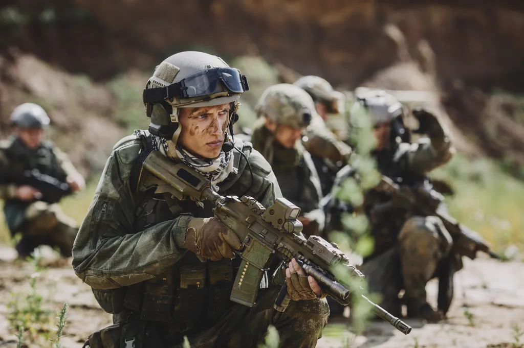 Porträt eines Waldläufers auf dem Schlachtfeld mit einem Gewehr